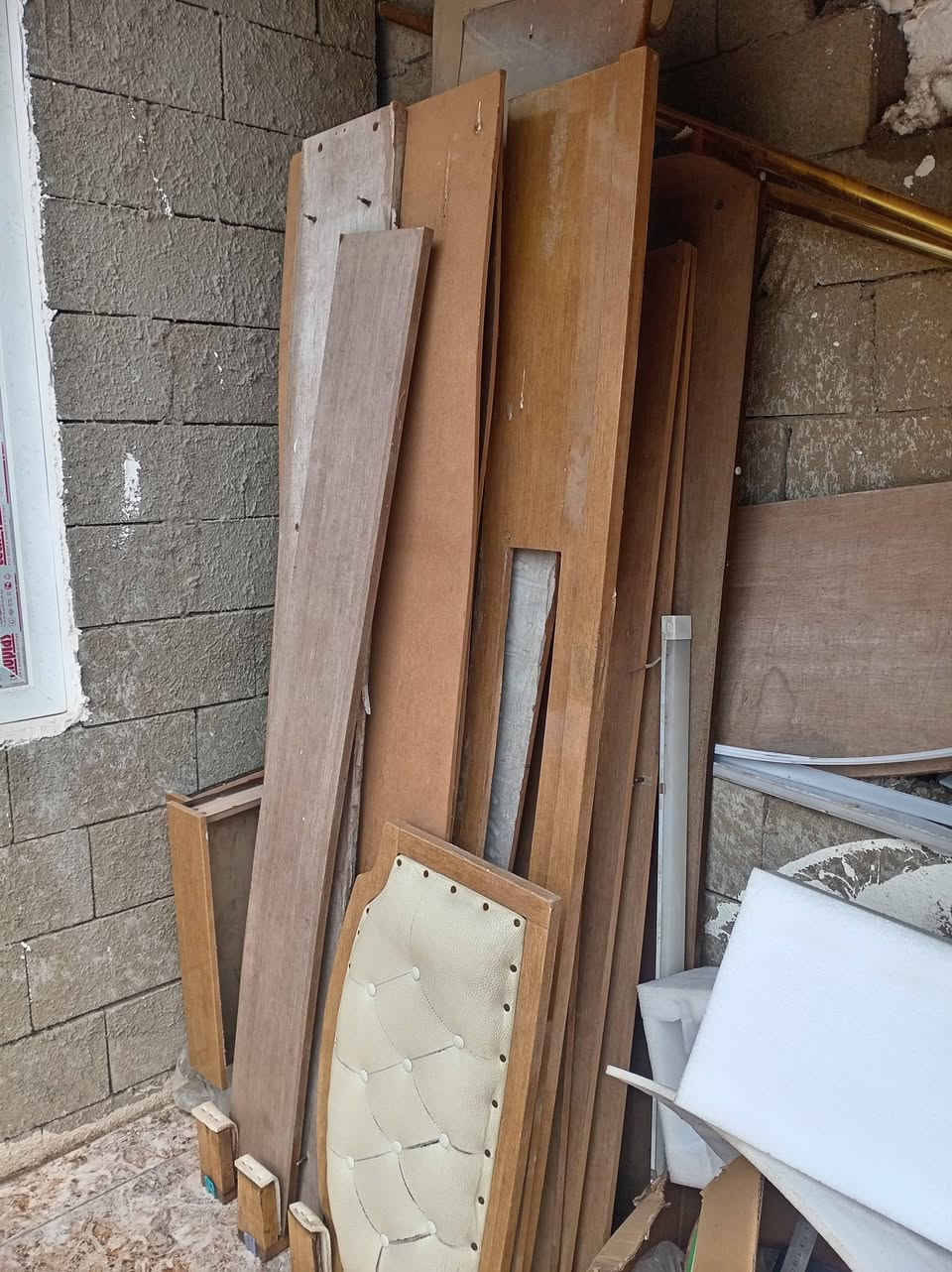 للبيع 
تخت نفرين صيني ينحل وينشد 
حي صدام 
***********
واتس اب 
40 الف
