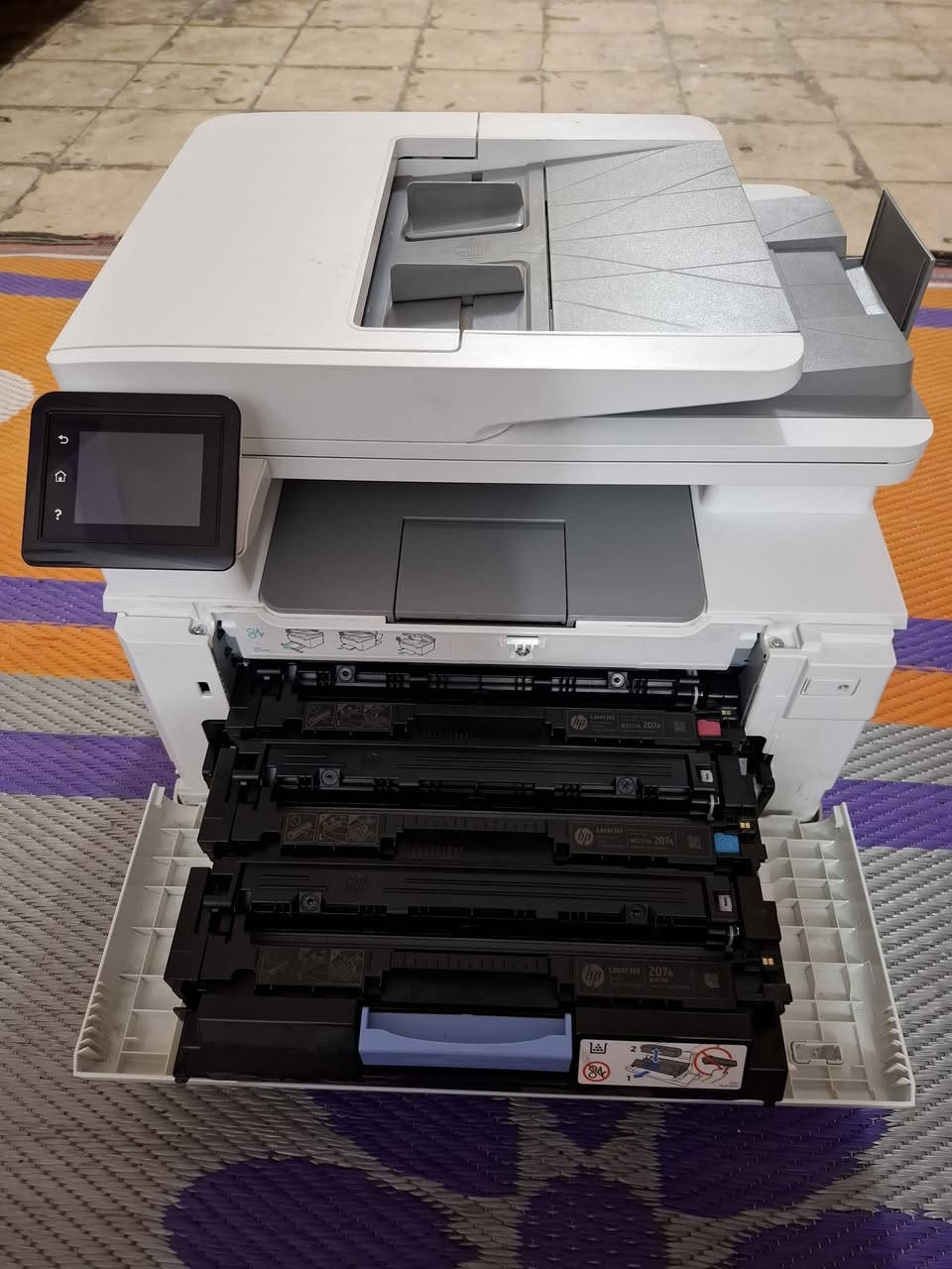 طابعة hp حديثه بعدهي جديده بحبر شركه   تطبع أبيض وأسود وملون وتعمل بخاصيةWiFi وتطبع وتستنسخ وجهين وغيرها من المواصفات حبره باودر اطيك بيه ضمان سعره 250الف  اتصال ***********
