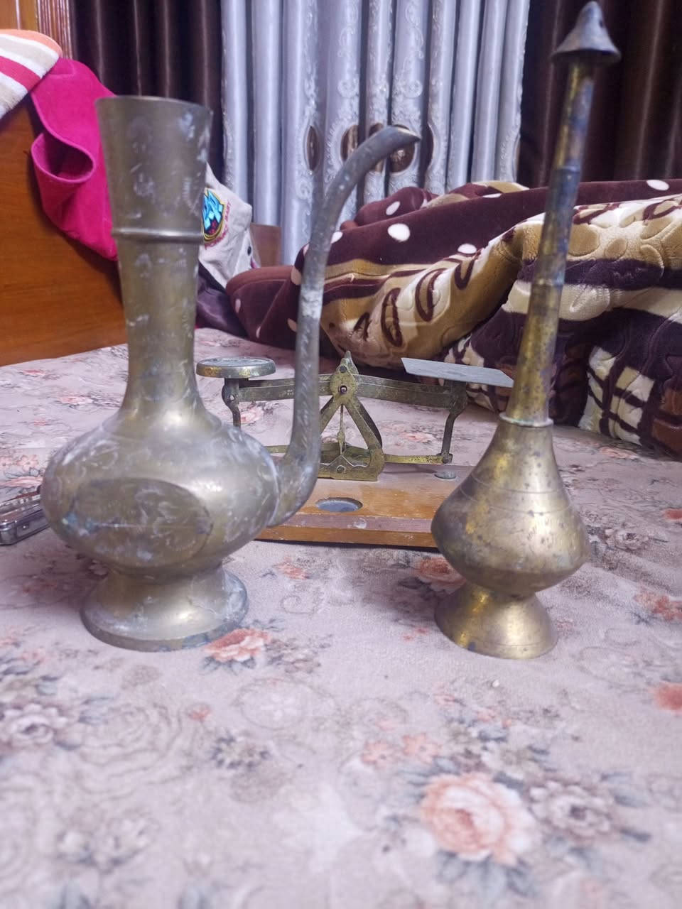 السلام عليكم مجموع قطع انتيكه قديم معطره وبريق صغير وميزان ذو الكفتين مصنوع في ينكينترا. للبيع كلهن رايدهن اب100الف
مكاني بغداد يم جسر الدوار اي الاستفسار اتصال 
***********
