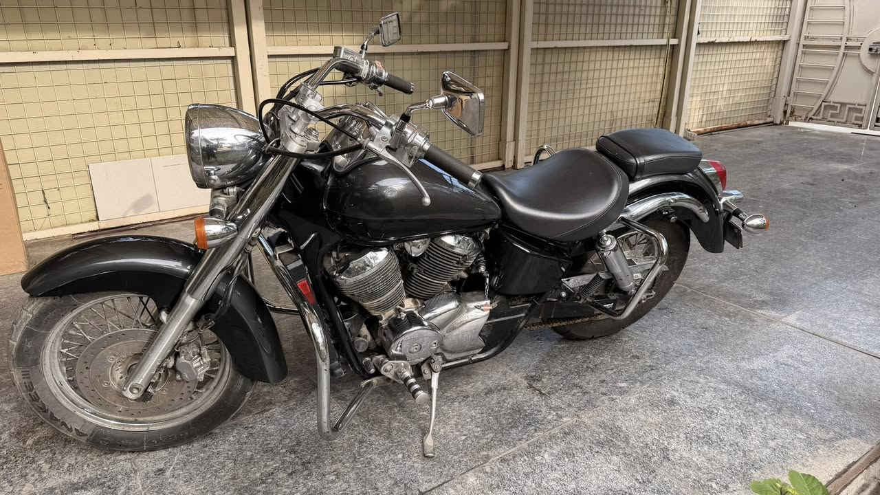 هوندا شادو ٢٠٠٢ 
ماشية ٣٧،٠٠٠
رقم وسنوية سارية الى ٢٠٢٧

اللون بالسنوية رصاصي غير محدد
الدراجة مغلفة PPF فيلي + اسود
اللون الحقيقي ابيض ورصاصي موجود بالصور

بطارية جديدة
جامة امامية موجودة
تچوة موجودة
الفشكة السفلية مال المكينة مبدلة
صالنصة كاتم اصلية موجودة
صالنصة رياضي مع الدراجة او تنباع وحدها سعرها ٢٠٠$

الغراض الاضافية مع الدراجة
فلتر شوتة
فلتر دهن
٣ علب دهن موتل ١٠-٤٠

السعر مع الصالنصة الرياضي ٢٨$ 
السعر بدون الصالنصة الرياضي ٢٦$

العنوان بغداد العطيفية
***********
