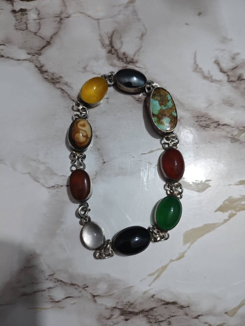 زنجيل فضه وزنه 7 غرام سعره 30 الف وسوار فضه بي احجار اصليه
سعره 40 الف مكاني بغداد صدريه كفاح رقمي ***********
