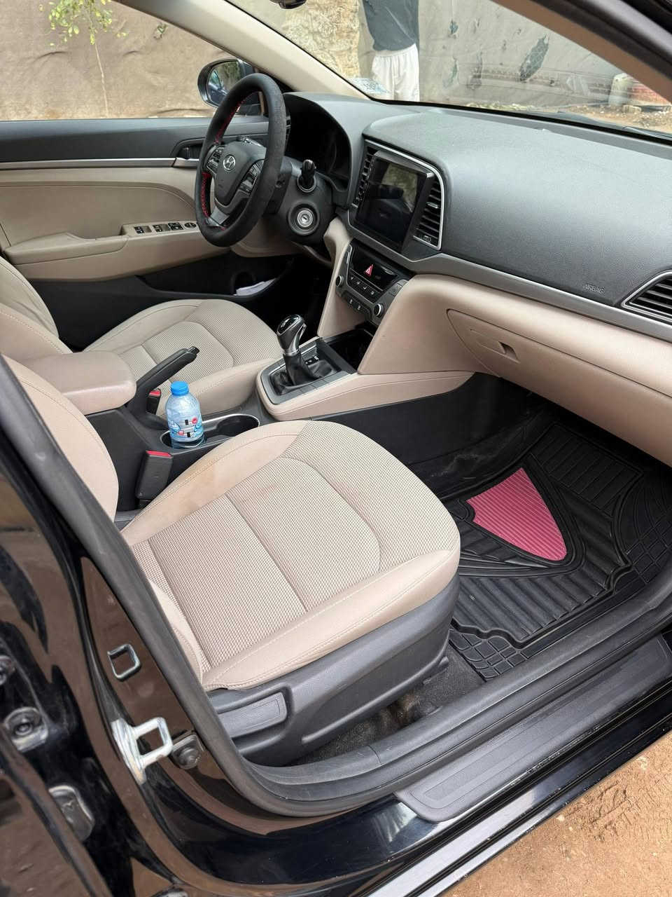 السلام عليكم للبيع موديل ١٨ خليجي سوبر كفاله من الصبغ والتبديل فقط اصبعين بارد كما موضح بالسونار، مكينه وگير وحداديه وتبريد وتخم تاير كله ممتاز بوضع الشركه كلها السيارة ماشيه ١٤٦،موصفات تجي دبل ايرباك ونضام بريك ABS السعر المطلوب ١٥٥ وبيه مجال للشراي مكاني كربلاء، الاتصال على الرقم ***********
