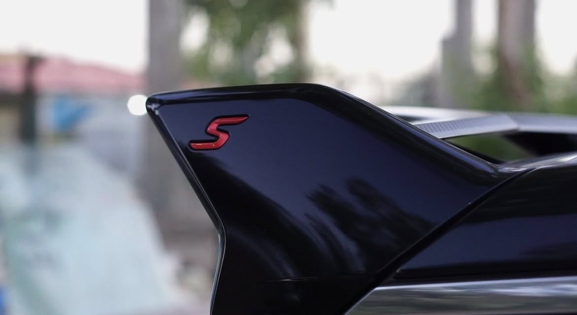 للبيع: جيلي كولراي 2023 سبورت (أعلى فئة)
فول مواصفات إلى الأخير – السيارة تحتوي على جميع التقنيات الحديثة.

• محرك 1.5 تيربو قوي واقتصادي  
• جير أوتوماتيك دبل كلتش 7 سرعات  
• نظام الركن التلقائي Auto Park  
• كاميرات 360 درجة  
• حساسات أمامية وخلفية  
• مثبت سرعة ذكي وأنظمة مساعدة قيادة  
• شاشة كبيرة + عدادات ديجيتال  
• بصمة تشغيل + دخول ذكي + تشغيل عن بعد  
• فتحة سقف بانوراما  
• مقاعد رياضية  + تبريد مقاعد 
• إضاءة LED كاملة  
• وضعيات قيادة متعددة (Eco / Comfort / Sport)

السيارة نظيفة جداً واستعمال شخصي وجاهزة للفحص.
  
المحافظة:  النجف الأشرف  

للاستفسار خاص أو اتصال.

0783 171 8787
