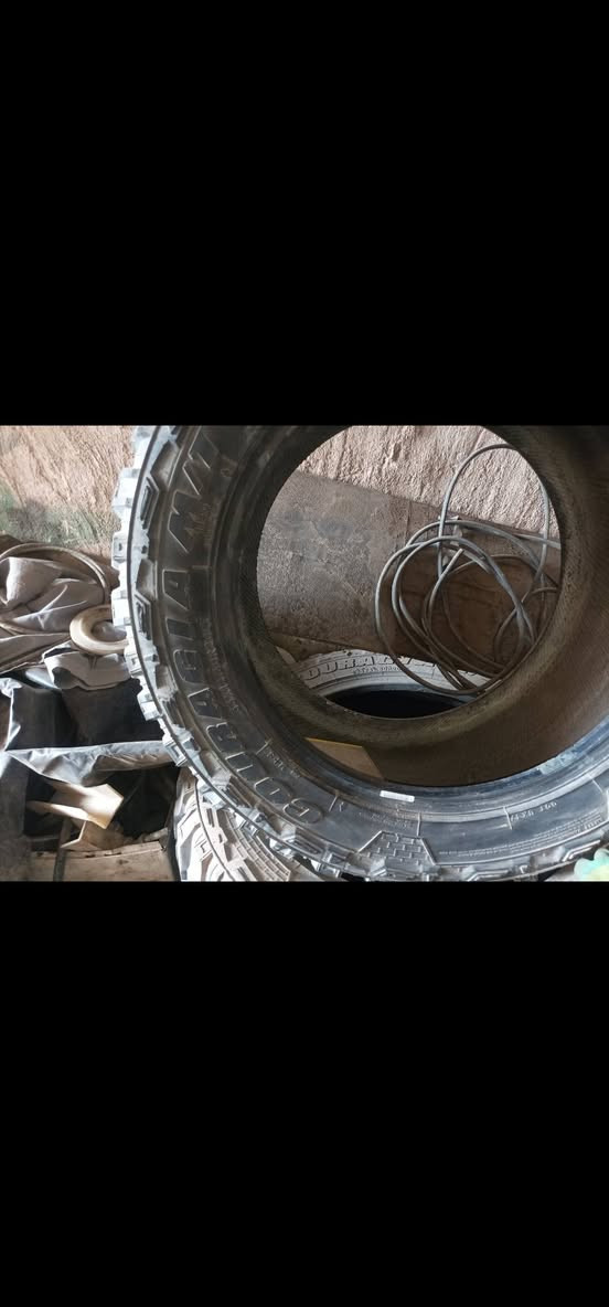 السلام عليكم عدي ذني التايرات للبيع عدد 4 تخم وحجم الويل الي يكعدن عليه 20 والسعر 250 وهاذة رقم راعييهن ***********
