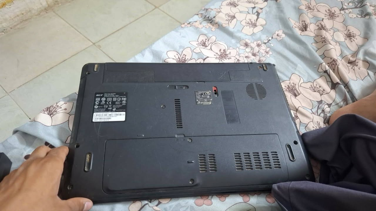 لابتوب ايسر اخو الجديد
لا مفتوح ولاا واصل لصيانة اصلاً 
شغال وغراضة كاملة وياا ماعدة الجنطة مالتة 
ماوس وكيبورد يدعم الغة العربية 
كامل مكمل شراي هذا رققمي
***********
