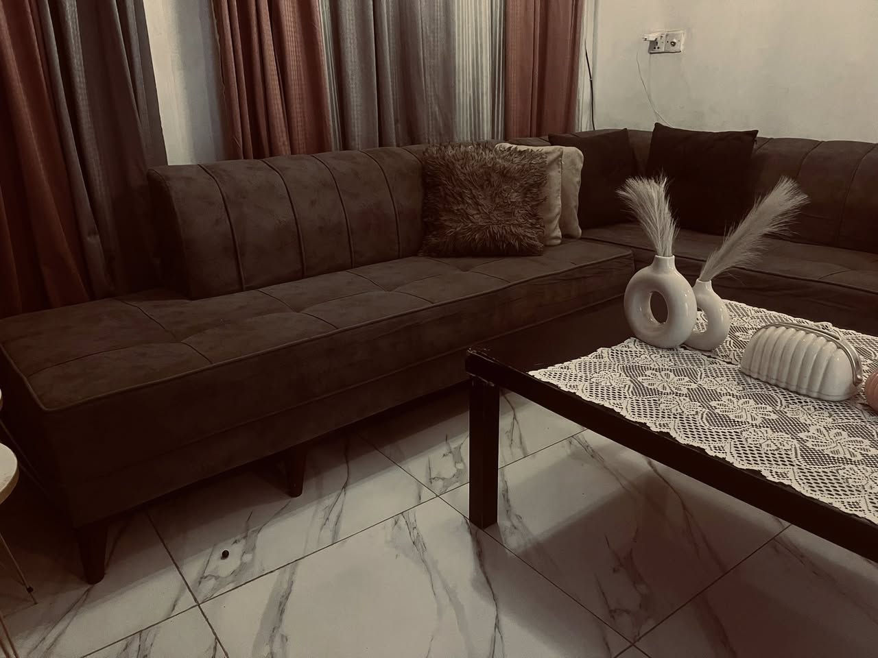 كونر تركي للبيع 8 مقاعد نضيف جدا  اللون رصاصي المكان الزعفرانيه الشراي يتفضل خاص ***********
