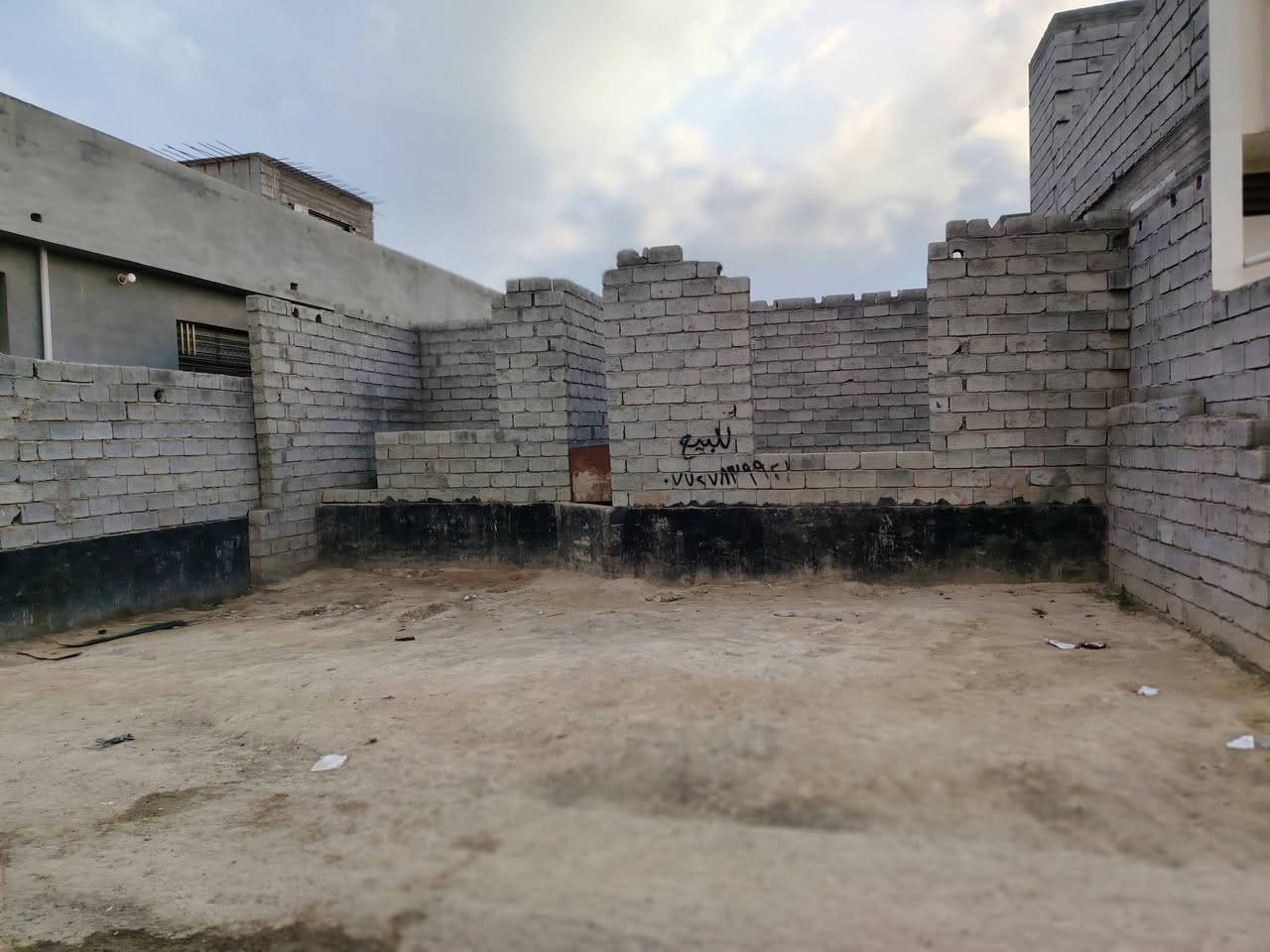 سلام عليكم بيت هيكل للبيع مساحه الأرض ٢٠٠ متكون غرفتين وصاله واستقبال ومطبخ وحمام وتواليت واصل تبليط وكهرباء وماء الموقع في دور الزراعه قريه عداي للاستفسار الاتصال على الرقم ***********
