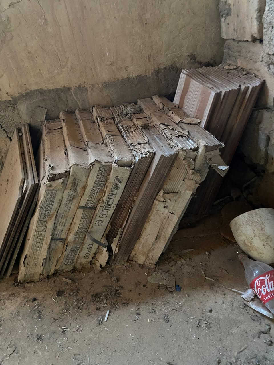 سيراميك 8 كراتين مال ارضيه  وياهن 4 كراتين مال جدران للبيع قيم وتعال شيلهن   
***********
