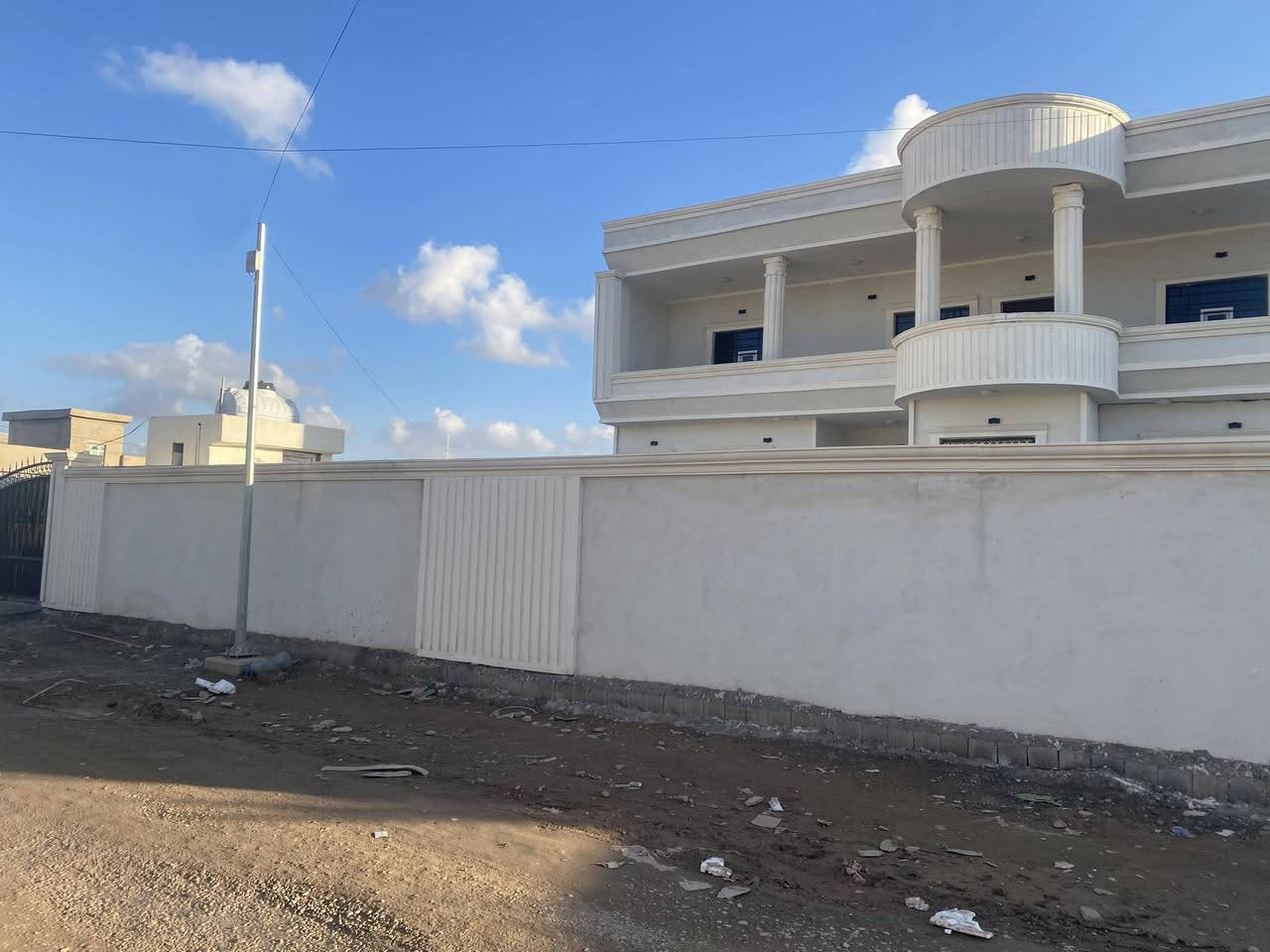 بيت ركن للبيع مساحه٦٠٠
مساحة البناء ٣٠٠متر 
مكون من ٦غرف نوم مساحة كل غرفه٥*٤   ٣فوك أو ٣ارضي 
+مطبخ حار بارد+ربعه ٩*٥+صحيات داخليه +خارجيه 
البيت صفر ما مسكون 
المكان العلم طريق روتانا قرب ملعب القلعه للستفسار الاتصال 
***********
