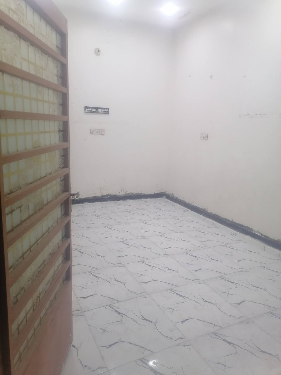 بيت لليجار بتقيه الثالثة بصف مدرسه البشير 100 متر بطول 5 ب20 بي غرفه وصاله ومطبخ وبراني بدون بيتونه وستارة البيت جديد جاهز تانكي ماطور كهرباء خط ومجاري شارع  ب250.قفلة ***********   0783 071 4683
