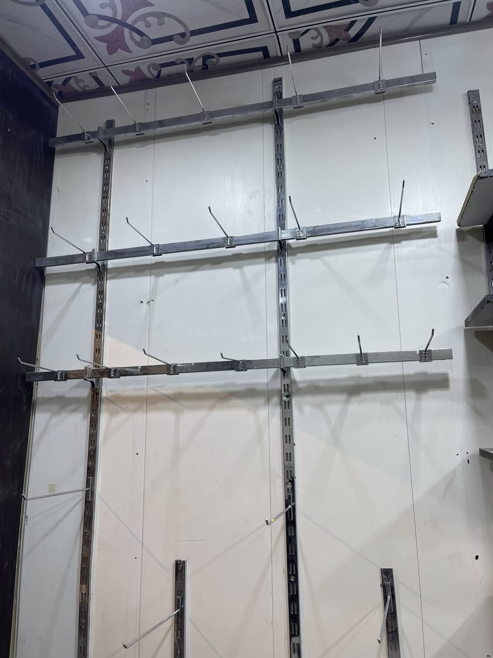 السلام عليكم رفوف جداريه ورفوف مدرجه الحمر للبيع تعاليك وسبلت وكل وستانات وهوكات كامله للبيع اكو رفوف جام واكو خشب اكو طول 200واكو 240واكو 100وعندي لعابات نص النص نسائيه كلهن للبيع الشراي يتصل وبي خير ويدلل مكاني سوق الشيوخ وعندي سلات طن ونص للبيع الحافظ رقمي بي واتساب ***********
