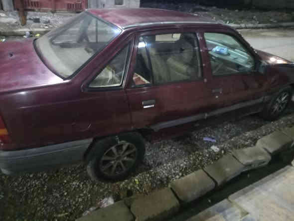 السلام عليكم كاديت صندوك محرك14 للبيع موديل 1990كابون بانزين ورقي محرك كير شرط كهربائيات شغاله مابيهاصبغ بيها خياس دواسات ودوائر رقم انكليزي مسطره هزه صار اسبوع بسمي وكاله وتحويل السعر 25 اقصاد مابيع ***********
