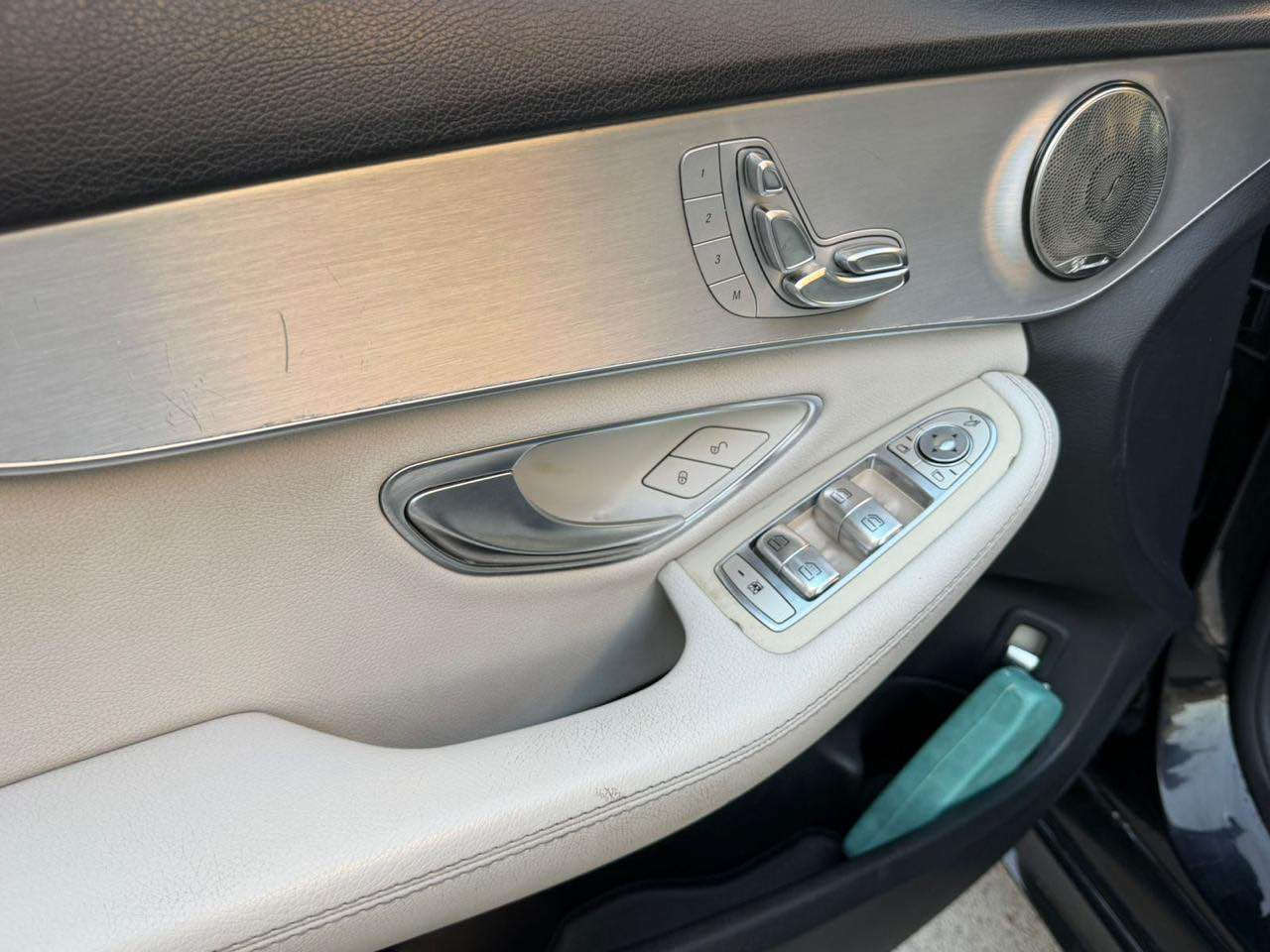 السلام عليكم 
مارسيدس c300 2016 
للبيع او مراوس 
صور الحادث بالمنشور 
وارد امريكي بنيد مبدل 
جاملغ الصدر مبدل ومصبوغ ايرباك دركه 
ماشيه 65 الف مايل 
بيها كلير باب سايق 
جاملغ خلفي صبغ 
فول مواصفات 
  ماعدى بانوراما
دبل ماوس 
داخل بيجي 
كشنات تحكم كهربائي 
بدي كت AMG 
وباقي المواصفات معروفه 
سياره جاهزه للاخير بدون اي نقص 
السعر 175ورقه 
مكانه بغداد بسمايه 
*********** بغداد, العراق
