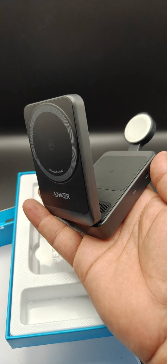 محطة شحن لاسلكية Anker MagGo 3-in-1 القابلة للطي، والمصممة لتكون مدمجة وسهلة الحمل.
يوفر الجهاز شحناً لاسلكياً سريعاً بقدرة 15 واط كحد أقصى للهواتف الذكية المتوافقة مع MagSafe، بالإضافة إلى شحن مخصص للساعات الذكية وسماعات الأذن.
يعتمد الشاحن على تقنية Qi2 المعتمدة لضمان سرعات شحن فائقة وأمان عالٍ أثناء الاستخدام.
نقصه كيبل


**إذا كنت صاحب هذا الإعلان وتريد حذفه لأي سبب، رجاءا أرسل رسالة إلى الدعم الفني**
