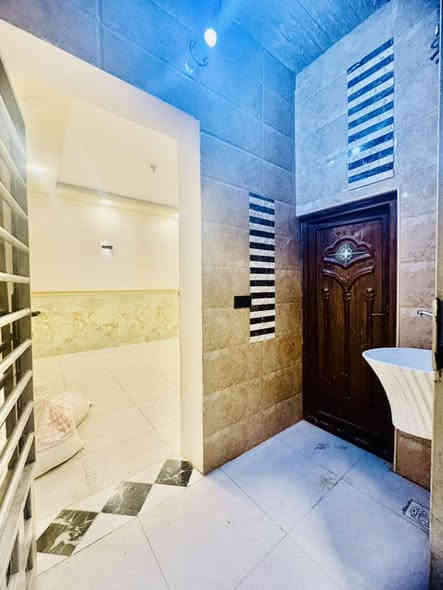 بيت ٢٠٠ متر ايجار مجمع بيتي ٢
مقابيل الصلطان طابق ونص
يتكون من ستقبال بطبخ صالة
فوك وجوه غرفه عدد ٣ صحيات عدد ٣ منور إيجاره ٣٥٠ الاستفسار
***********
