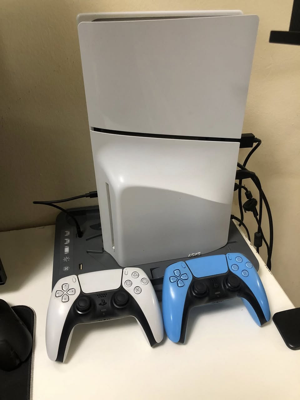 بلي 5 سلم استخدام قليل كامل
ملحقات وياه تجي جوستك اضافي +قاعده فان وشاحنه كنترول. 

ولعبه جي تي اي. 

مراوس ويا pc او بيع.


**إذا كنت صاحب هذا الإعلان وتريد حذفه لأي سبب، رجاءا أرسل رسالة إلى الدعم الفني**