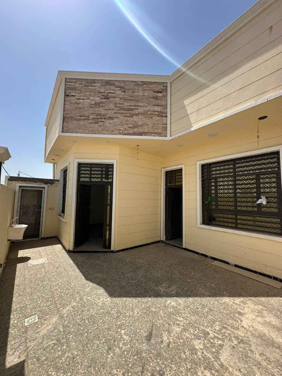 🏡 دار للبيع في منطقة الجربوعية 8000 🏡
المساحة 200م طابو صرف 
بناء 2024 فارغ غير مسكون 
غرفة نوم عدد 2 🛌 صالة 🛋 استقبال 🪑 مطبخ حار وبارد 🍱 صحيات عدد 2 🛁
الدرج مرمر والمحجر ألمنيوم
(اڪـتب تـمّ يـصلـك الـسـعـر أو مـراجعـة مـكـتب الـمـسـتـشـار)
📞 للاستفسار اكثر:
*********** 
***********

📍 عنوان المكتب: شارع حي المعلمين، قرب مستشفى الصادق الأهلي، مقابل مطعم شام.
