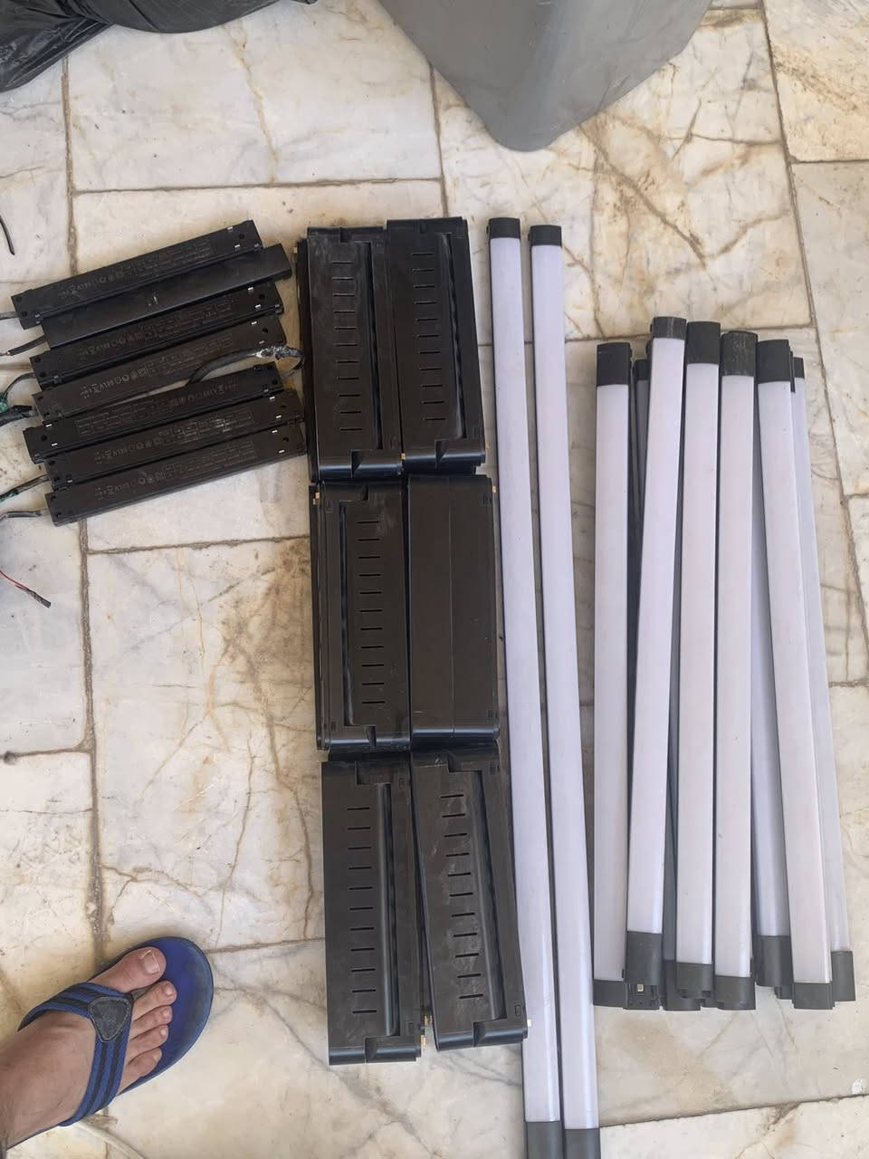 -
*للبيع - تصفية محل - سيت لايت مغناطيسي SRT OSRAM  بغداد الشعب

- *العدد*: 17 قطعة ليد + 7 درايفر + 12 قاعدة تركيب
- *النوع*: لايت مغناطيسي SRT Original - ليد OSRAM
- *الموديل*: MZ35-F3524 + MZ35-F3536
- *الانتاج*: 06/2024 يعني مستعمل 1 سنة بس ونظيف
*التفاصيل بالضبط:*
- 15 قطعة طول 50سم - قدرة 24W - ابيض طبيعي 4000K
- 2 قطعة طول 1 متر - قدرة 36W - ابيض طبيعي 4000K  
- 7 درايفر DC48V اصلي SRT - كل درايفر يشغل 3 قطع 24W
- 12 قاعدة تركيب سودة اصلية مغناطيس
- فحص وتجربة 100% قدامك
- كل الليدات شغالة ومابيهم ولا ليد محترگ او مطفي
- الدرايفرات اصلية ومكفية تشغل 21 قطعة


**إذا كنت صاحب هذا الإعلان وتريد حذفه لأي سبب، رجاءا أرسل رسالة إلى الدعم الفني**
