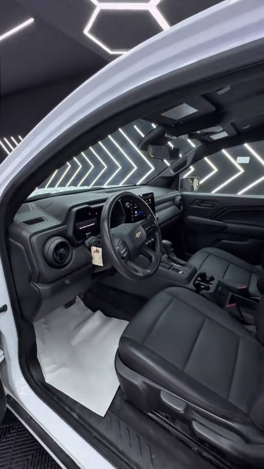 بسم الله الرحمن الرحيم 
كولورادو ٢٠٢٣ شتيكي زور ناوازه    و جوان 
رةقة سلماني 
مواسفات lt  
كامل شاشيه الكتروني كاميرا 
راداري پيش
كوشن تاهو
سيتمي كارپله ي و تحديد سرعه و اتو ستؤپ و ڕاداری خەتی جادە
ناوبۆدی لۆک 
چەمچەی سپۆرت
دۆسەی بیلادی
وای فای wifi
2×4
تراکشن کۆنترۆڵ
مكينه ٤ بستؤن ٢.٧  اقتصادي و زور به قوه ت مرخوب 
ته نها 43هةزار روشتووة 
سيتةمي دژة خليسك و abs و قفلي اكسل 
 
سة يارةكة  بئ بوياخ و بئ پارجة گوراوة تةنجا دو جيگة بجوك pdr هةية واتة ( سارد) 
هيج ارباگ نة تةقيووة هةموي بيلادية 💯 
سةيارةكة رةقةمة و بةناوي خومةوةية 

247$ ورقة و مجليكي كةم 

بؤ زانياري زياتر 

***********
***********             

#_للبيع   #_للمراوس

🚘 للبيع | شيفروليه كولورادو 2023 – LT

شيفروليه كولورادو موديل 2023 فئة LT، بحالة ممتازة واستعمال شخصي، جاهزة للعمل بدون أي ملاحظات.

✅ المواصفات

محرك تيربو 2.7 لتر – 4 سلندر

ناقل حركة أوتوماتيك بـ 9 سرعات

دفع ثنائي (2WD)

اللون الخارجي: أبيض

الداخلية: جلد 

ماشية: ٣٨ميل فقط

رقم التسجيل: السلمانية 

🎯 الميزات

شاشة وسطية حديثة بنظام Google المدمج

شاشة عدادات رقمية

إعادة تشغيل ذاتي + تشغيل بصمة

دعم Apple CarPlay و Android Auto لاسلكيًا

كاميرا خلفية

نظام تحذير مغادرة المسار

كبح تلقائي للمشاة

إضاءة أمامية أوتوماتيكية IntelliBeam

باب صندوق EZ Lift مع مساحة تخزين StowFlex

🛠️ الحالة الفنية

 بدون صبغ بدون تبديل وبدون شاصي مكفول من التبديل 

خالية من العيوب الفنية

استعمال نظيف جدا

السعر مناسب عند الاتصال ✅

📞 للتواصل

***********
*********** السليمانية, العراق
