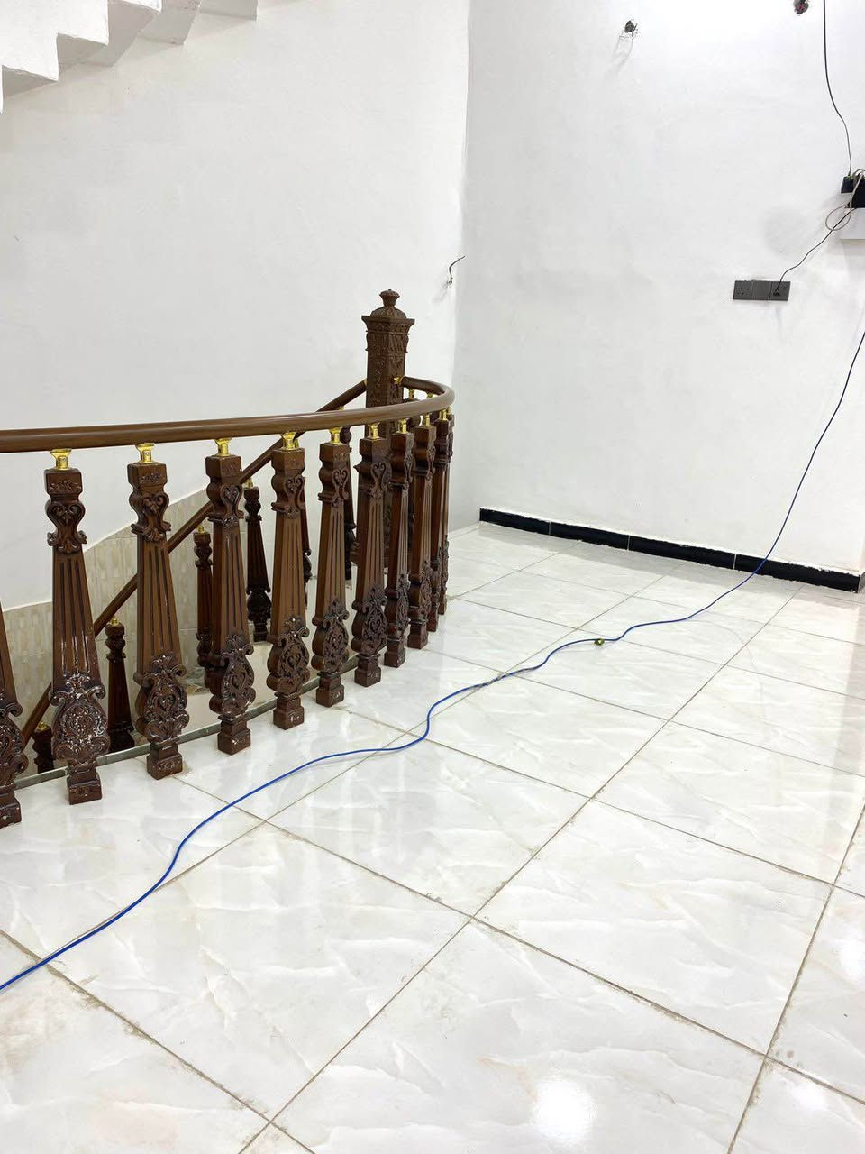 بيت طابقين  للبيع  في البصره  الامن الداخلي المنطقه الجديده قريب جدا جدا ع شارع القائد مساحه ٢٠٠ م طابقين يتكون من 5 غرف نوم و ديوانية كبيره جدا و حمام و تواليت عدد 3 مطبخ حار و بارد كراج سياره درج دائري صاله كبيره عدد 2   البيت كله سقوف جبس بورد وانارة حديثة السعر ٢٨٥ مليون الاتصال *********** البصرة, العراق
