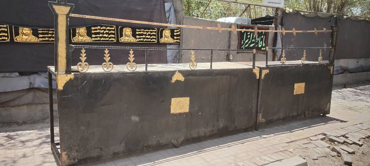 ميز جاي عدد ثنين طوب 6متر ينفصلن واحد عن الثاني نضاف مابيهن ضرر السعر 150الف للتواصل *********** النجف, العراق
