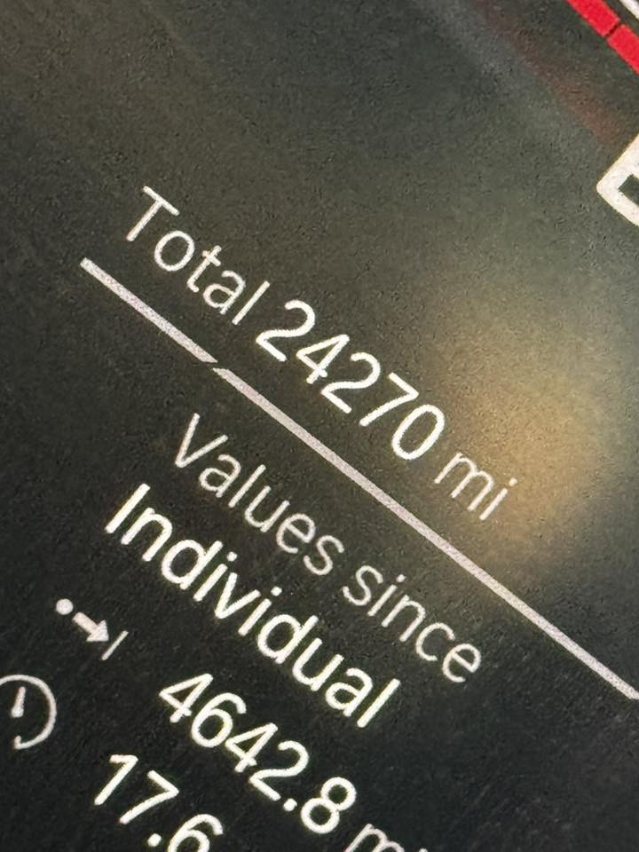 ♦️BMW M235 xDrive Gran ☄️

M Performance♦️

♦️الوحيده في العراق في اللون 

♦️4 سلندر محرك بقوة 306 حصان

♦️عدد الأميال : 24000 ميل

داخل ابيض بلادي -سقف بانورامي - صندوق كهربائي - التحكم على المنحدرات - كاميرا  خلفيه - تدفئة المقاعد  - بصمة
- شاشة لمس - مراقبة النقطة العمياء - التحكم التلقائي في درجة الحرارة
- نظام فرملة الطوارئ - 8 وسادة هوائية -
المصابيح الأمامية ليد - عرض المعلومات على الزجاج الامامي - تدفئة مقود القيادة - لوحة قيادة رقمية - إنارة
محيطية - أبل كاربلاي - شاحن لاسلكي - الضوء العالي التلقائي - المصابيح الأمامية التكيفية

♦️ضرر: قطعة واحدة تصليح كل القطع بلادي وكاله من وكيل معتمد في اربيل

♦️السعر / 27500$

♦️وارد امريكي 

♦️ العنوان / اربيل - دريم ستي

📞 ***********♦️ 

♦️ فقط بيع بدون مراوس 

♦️سيارة BMW M235i Gran Coupe موديل 2022 هي سيارة رياضية مدمجة وقوية، تعتمد على محرك 4 أسطوانات سعة 2.0 لتر بشاحن توربيني (TwinPower Turbo) يولد قوة 301 حصان (306 حصان أوروبي) وعزم دوران 331 رطل-قدم. تأتي بنظام دفع رباعي xDrive وناقل حركة أوتوماتيكي من 8 سرعات، وتتسارع من 0 إلى 100 كم/ساعة في 4.9 ثانية تقريباً. 
أبرز تفاصيل BMW M235i 2022:
المحرك: 4 أسطوانات سعة 2.0 لتر.
القوة الحصانية: 301 - 306 حصان.
عزم الدوران: 331 رطل-قدم (حوالي 450 نيوتن متر).
التسارع (0-100 كم/ساعة): 4.9 ثانية.
نوع الدفع: دفع رباعي (xDrive).
ناقل الحركة: أوتوماتيكي 8 سرعات.
