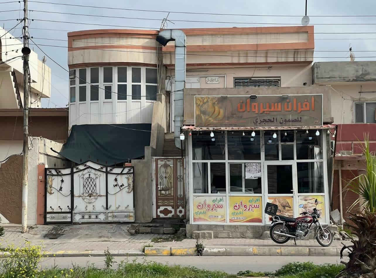 من مكتب الدباغ للعقارات والمقاولات 
عقار #تجاري للبيع 
جنس العقار/طابو صرف
موقع:كركوك/حي العسكري - شارع العام (شارع قطاع البلدية 5) مقابل مدرسة شروق سابقاً 
المساحة:200متر 
بأسم شخص واحد 
محتوياته : 
1:بيت طابق ارضي ( كراج سيارة مطبخ هول صحيات غرفتين نوم واستقبال) 

2:طابق الثاني مشتمل معزول درج خارجي (كما تبين في الصورة) 

3:محل حاليا مغلق 

حالة العقار : بحالة جيدة 

  للاستفسار مراسلة الصفحة 
او الاتصال على *********** 
***********
اوزورا مكتبنا الكائن حي العسكري شارع العام قرب اصباغ وديكورات الدباغ 
نستقبل كافة عروضاتكم في كركوك وكافة المحافظات العراقية
