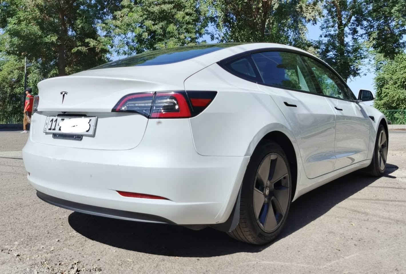 تسلا مودل 3 موديل 2023
السيارة باسمي المالك الاول
تك ماطور 
ماشية 23 الف موضع بالشاشة
حادث موضح بالصورة 
تبديل بنيد ودعامية أمامي 
ادبتر شحن 
بدون ايرباك
مري شفط
تايرات ميشلان جديدة
كشنات جلد كهرباء 
جنطة كهرباء 
رقم الشاصي موجود بالصورة مكتوب بالشاشة

مكاني بغداد الكرادة داخل

للتواصل :::::- ***********
