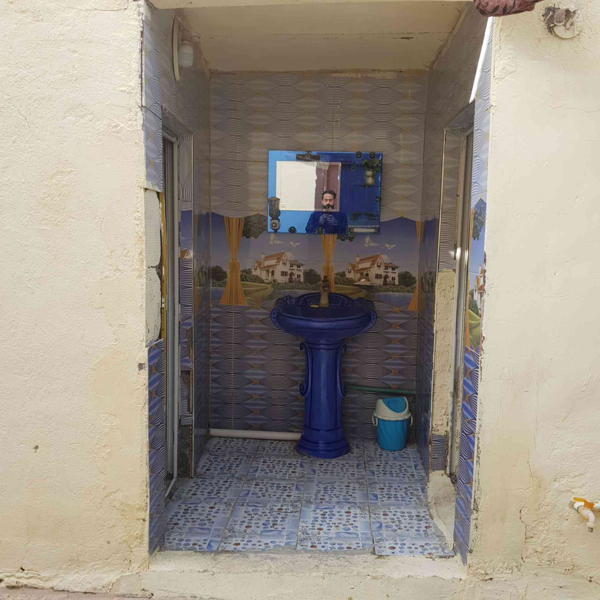 بيت للبيع طابو صرف 
مساحته 171 متر 
يحتوي البيت على غرفتين وصاله واستقبال ومطبخ وصحيات 
ومنور على طول البيت وكراج سياره 
موقع البيت خلف بيت سيد فليح 
الاستفسار مراجعه المكتب عادل الزيادي 
قرب كراج الطبكه 
عادل ***********
علي ***********
