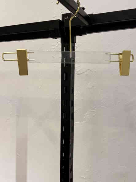 ستاندات ارضية وتعاليك تيشيرتات و بجايم اكرلك مستعمل شهرين فقط رقمي ***********
