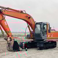 حفاره زت للبيع موديل 2006 حجم 210Hمامفتوح بيه برغي مكفوله كفاله عامه07...