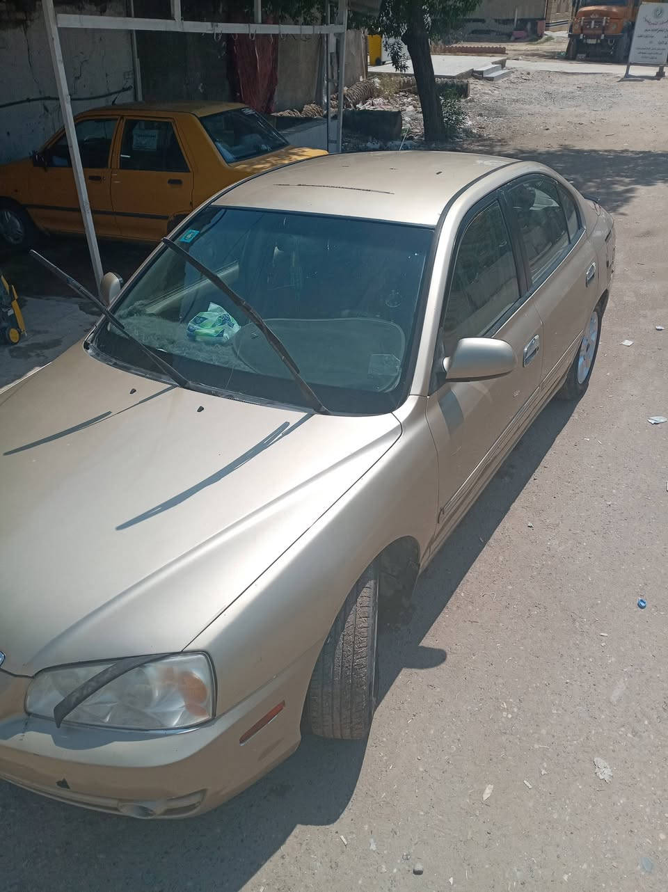 هيونداي إلنترا موديل 2006 (أوتوماتيك - مكينة حساس VVT - رقم أنبار)
النوع: إلنترا (الذبابة) موديل 2006.

​الرقم: رقم الأنبار (السنوية والتحويل جاهز وما بيه أي إشكال). بأسمي 

​المحرك: مكينة حساس VVT جديدة قبل يومين شادها  سحب وعزم ممتاز، نظافة 100\% وصوتها همس، وآذان المحرك مبدلها مال حاوية.

​الكير: أوتوماتيك (تبديلات زبدة وسلسة).

​التبريد (منظومة كاملة جديدة): تبريد ثلج، المنظومة كلها جديدة بالكامل (كمبريسر سبورتج  + راديتر + بخاخ + فلتر).

​ السيارة مصبوغة عام  موضح بالصور (شوفت عينكم). بيها ضربة سابقة بالجاملغ الخلفي جهة عكس السايق ومصلحة.

​الصدر: الصدر الخلفي بحالة جيده  الصدر الأمامي فقط يرادله  ترتيب .

​الصيانة الأخيرة: جكشن هواء جديد، داينمو حاويه نظيف جدا.. راديتر ماء وكاله ، دهن وفلاتر جديدة منظومه بنزين كامله .

​الوضع العام: السيارة جاهزة تماماً للشغل والتوصيل أو الاستخدام اليومي، اقتصادية وعملية جداً.

​السعر المطلوب: 75 ورقة وبيه مجال للطيبين للجادين.

​مكان السيارة: بغداد. الرقم ***********
