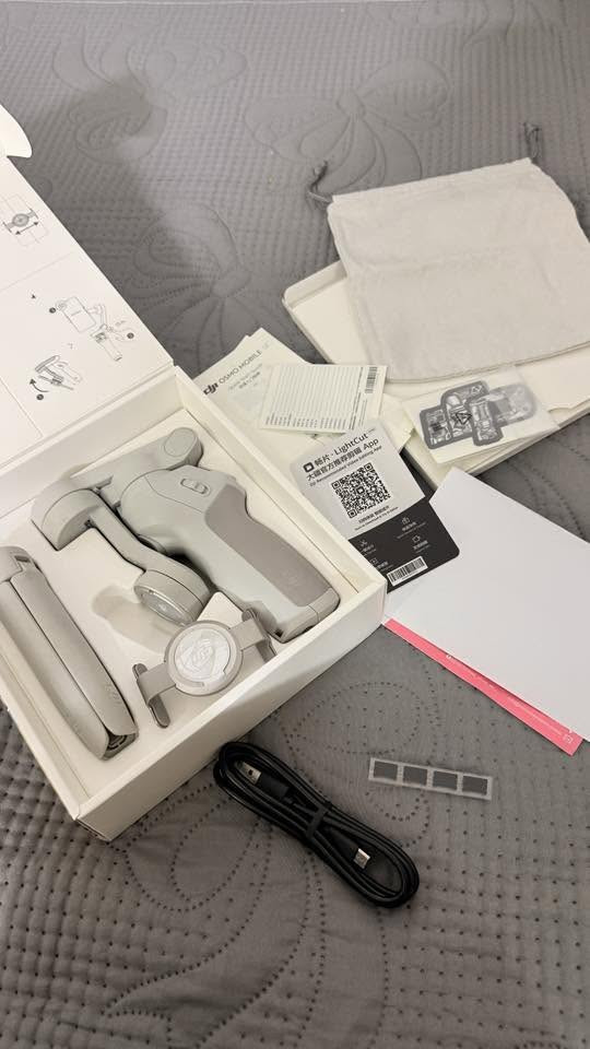 جهاز DJI Osmo Mobile SE
* تثبيت ثلاثي المحاور (3-Axis Stabilization) للحصول على فيديو سلس.
* يدعم تتبع الأشخاص والأجسام عبر تطبيق ** DJI Mimo⁠￼**.
* أوضاع تصوير متعددة مثل:
    * Follow
    * Tilt Lock
    * FPV
    * SpinShot

* تصميم قابل للطي وسهل الحمل.
* بطارية تدوم حتى حوالي 8 ساعات (بحسب ظروف الاستخدام).
* يدعم معظم هواتف أندرويد وآيفون ضمن حدود الوزن المسموح بها

* تصوير الفيديوهات الاحترافية.
* تصوير الرحلات.
* صناعة المحتوى للتيك توك والإنستغرام واليوتيوب.
* تصوير اللقطات المتحركة بدون اهتزاز
السعر و التفاصيل خاص او واتساب يفيد اهل التصميم و التصوير 
***********
