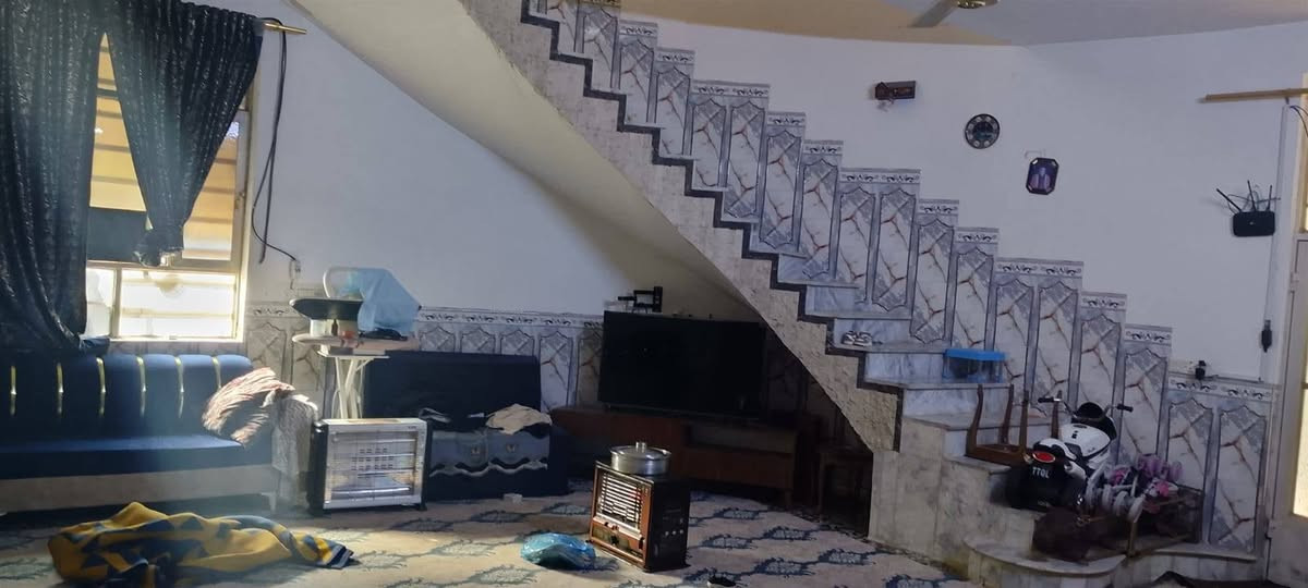 السلام عليكم بيت للبيع مكانه في منطقة الفراشية تصير يين شارع الحافظ وعگد بني تميم يعني مدخلين للبيت 
طابو زراعي عقد ٢٥
 منطقه هادئة وحلوه مرتبه التبليط واصل لباب البيت مساحة البيت كامل ٨٠٠ متر 
تحت البناء تقريباً اكثر من  ٢٥٠ متر  يتكون البيت من استقبال مساحته ١٠*٤ +  غرف عدد ٢ مساحتهن ٥*٤  + مطبخ ٥*٤ 
صحيات داخليه وخارجية + حديقة اكثر من ٣٠٠ متر + طارمه ( حوش ) ٢٠٠ متر 
البيت بناء حديث طابوك وصب كونكريت 
للاتصال ‏‪0780 167 8735
‏‪0772 750 3486‬‏
