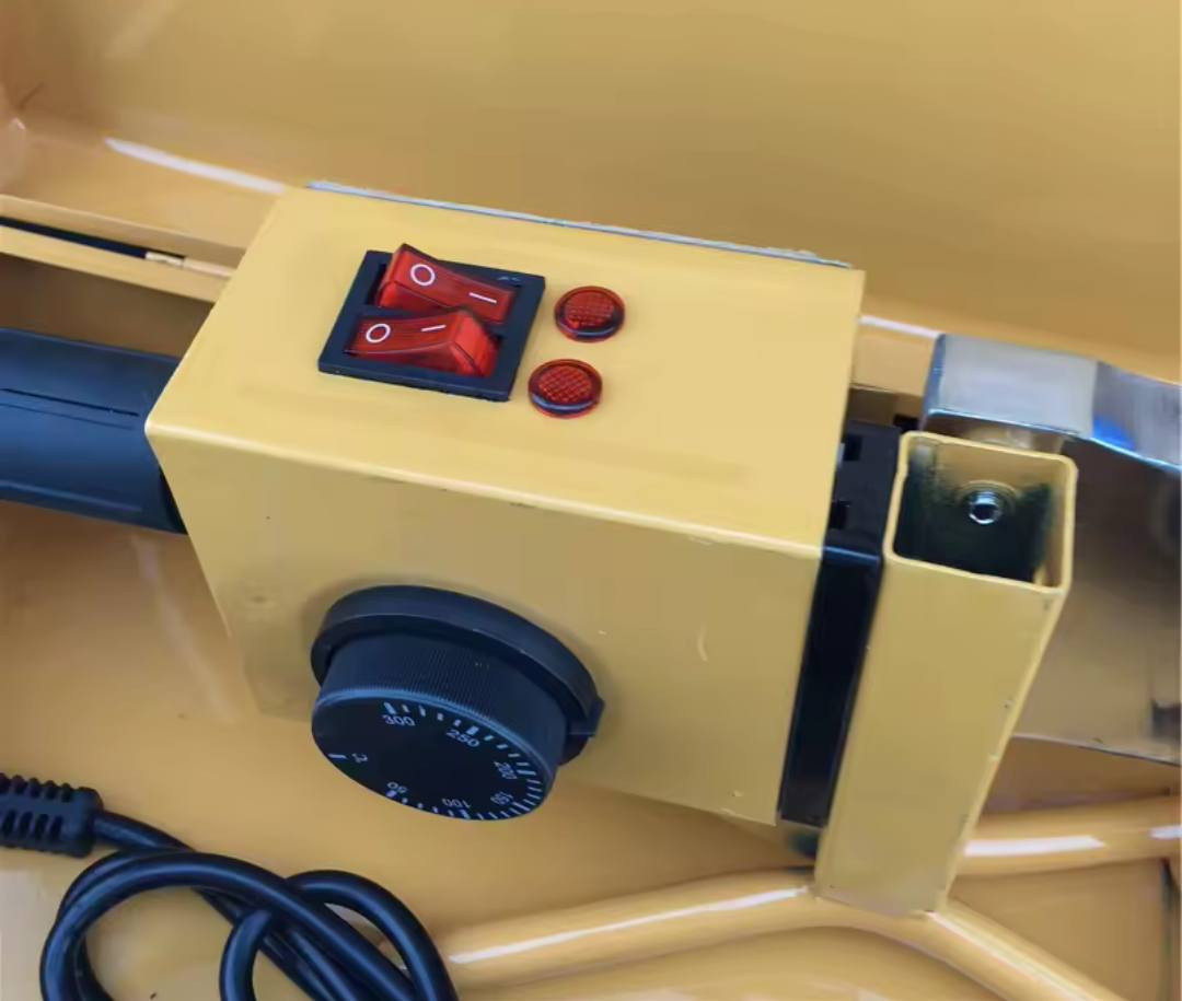 متوفر كاوية لحام أنابيب البلاستيك (PPR) من العلامة التجارية Jian Hua. 
الاستخدام: مصممة لحام وصهر أنابيب البلاستيك الحراري مثل PPR وPE وPB. 
المميزات: تتميز بتحكم إلكتروني في درجة الحرارة للوصول إلى لحام قوي وموثوق. 
الملحقات: تأتي عادة في حقيبة معدنية وتتضمن رؤوس لحام بأحجام مختلفة (غالباً من 20 مم إلى 32 مم أو أكثر) وقاطع أنابيب. 
المواصفات الفنية: تعمل بقدرة كهربائية تتراوح عادة بين 600 إلى 800 واط على جهد 220 فولت. 
السعر 50 والتوصيل مجاني
@أبرز المعجبين


**إذا كنت صاحب هذا الإعلان وتريد حذفه لأي سبب، رجاءا أرسل رسالة إلى الدعم الفني**