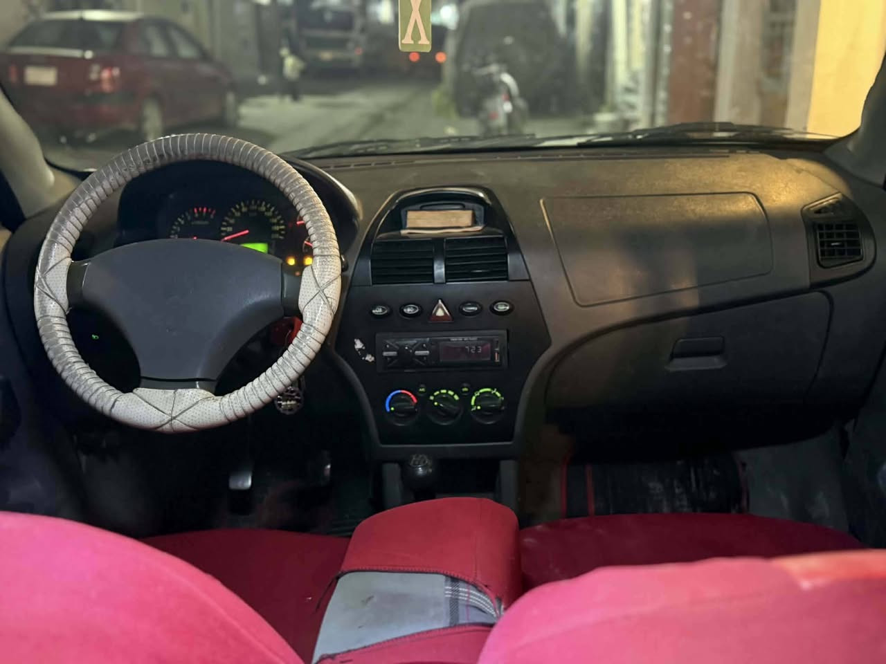 سلام عليكم سياره طيبه للبيع مديل 15 مكان بغداد منطقة الحريه سياره مكفوله كفاله عامه كير ومكينه وشاصي ولغد مكفولات سياره شوفت عينك نضيفه كلش احلى من صوره بسمي تحويل ثاني يوم السعر 43 وبيها مجال حق الجيه *********** واتساب ماسنجر
