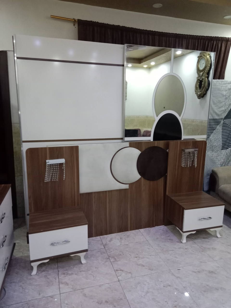 غرفه نوم 5 قطع للبيع مع شد ونقل ودوشك سعر 350 للتواصل ***********

