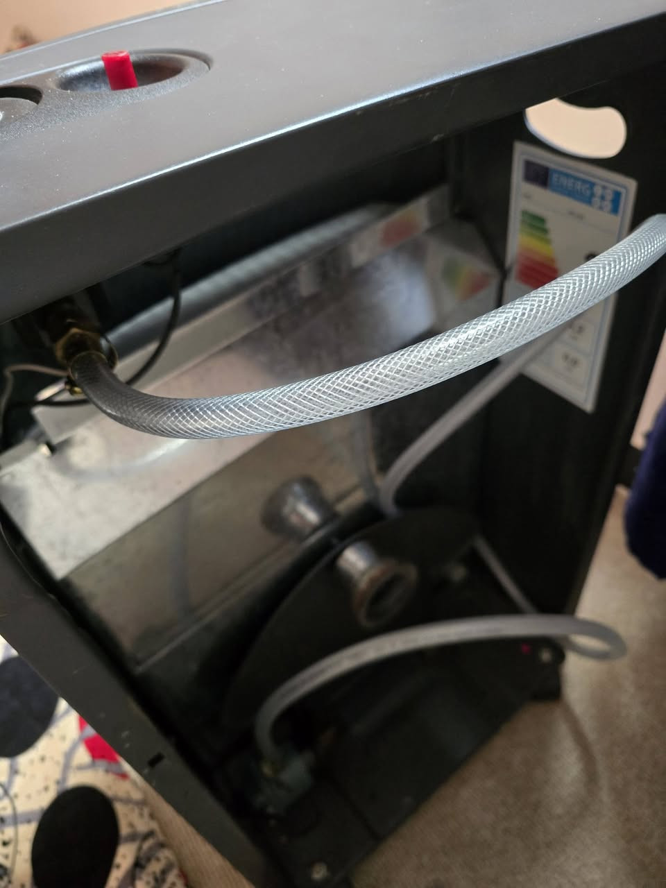 صوبه غازيه نضيفه للبيع السعر 35 ألف وبيها مجال . ***********
