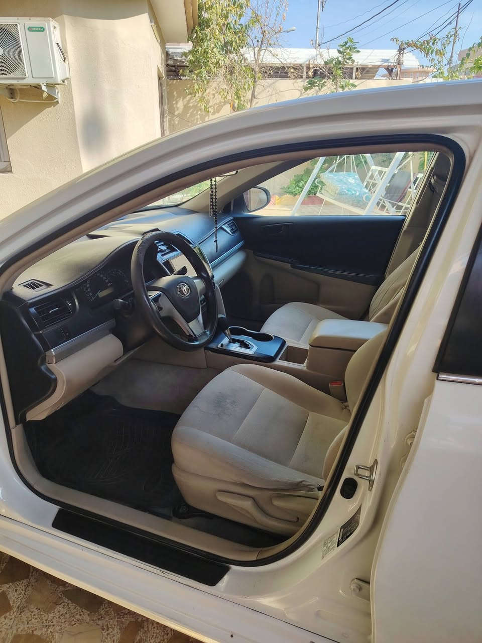 السلام عليكم
كامري موديل 2015.
فئات GEL. 
وارد خليجي.
بيها بونيد مبدل.
صبغ بيها شوية بالجاملغ الأمامي + شبر باب السائق.
بدون دواخل
موقعها. موصل
***********
