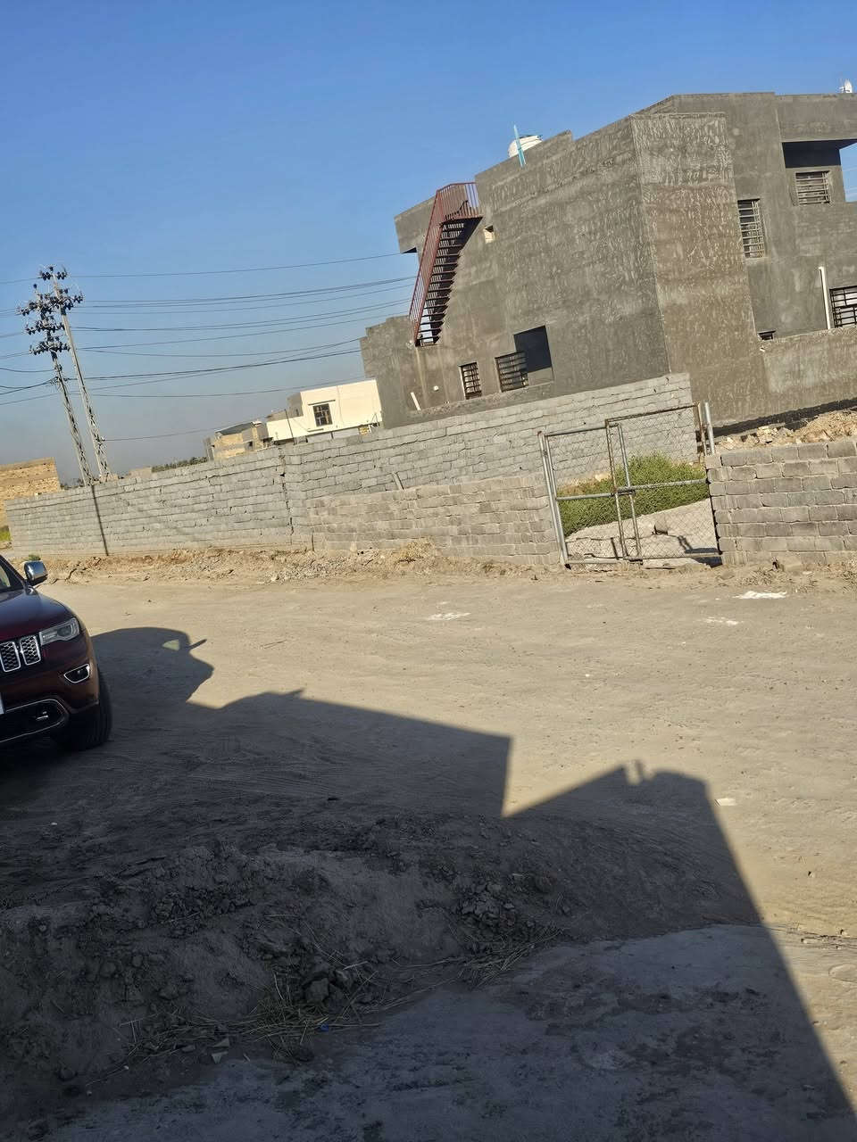 السلام عليكم للبيع قطعه مساحه 400بيها غرفه ومطبخ مكاني بابل حله مقابيل فرع ابو عليان الحي الجديد السعر 95وبيها مجال رقم الهاتف ***********
