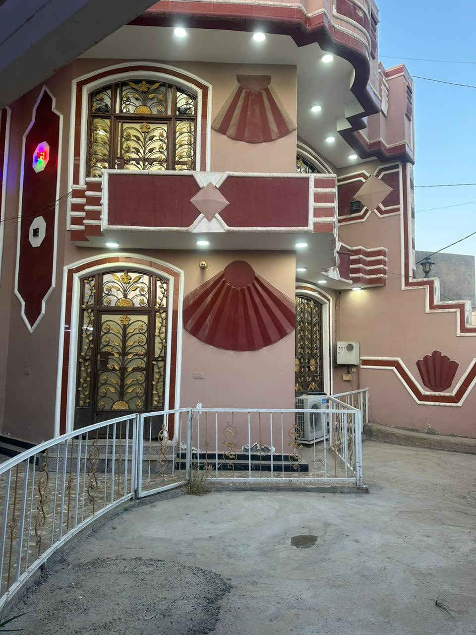 #للبيع  دار طابقين موقع طابو زراعي ملك صرف
مساحه ٣٠٠  متر 
واجه ١٥ متر 
نزال ٢٠ متر 
شارع ١٥ متر 
سنة البناء ٢٠١٦ 
يتكون الدار من طابقين الطابق الأول 
استقبال ٥ × ٦ 
صاله ٥ × ٥ 
غرفتين نوم ٥ × ٥ 
مطبخ ٦ × ٤ 
منور ٢ × ٣
صحيات داخليه وصحيات خارجيه مع ترك على داير البيت بعرض متر واحد
الارضيه كرانيت والبناء طابوك والسقف صب مسلح 
 الطابق الثاني 
غرف نوم ٥ × ٥ 
غرفة نوم ٥ × ٥  
صاله ٤ × ٤ 
باقي التفاصيل موضحه في مقطع فيديو والصور 📷 
الموقع بابل قضاء المحاويل حي الرسول او حي ابو اريج سابقاً🏛

🌿🌿🌿🌿🌿🌿🌿🌿🌿🌿🌿🌿🌿
#للإستفسار  عن السعر 210 مليون وقابل للتفاوض

الأتصال 
***********

***********
