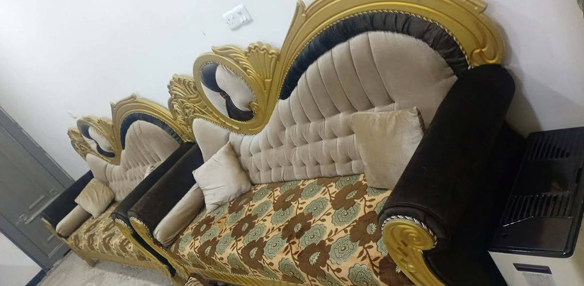 للبيع
٢٠ مقاعد تخم سعر ٨٠٠ وبيه مجال ع خاص 
قرية المختار
*********** بي اوتساب
