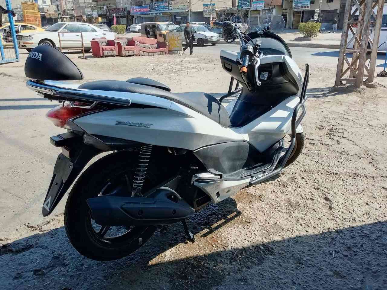 PCX. الجيل الاول ياباني gf
كفرات بلاديه نضافه 85/100 
بريك خلفي امامي 
اشاير 
عالي ناصي 
قفل جنطه 
ستاند كهرباء 
حساس حرف A 
تخم تاير جديد بارحه شديته 
عداد سرعه 
عداد بانزين 
بيه كماليات اضافيه 
درع 
جامه رياضي 
سيبايه وتجوه 
أوراقه كامله 
محرك بحاله جيده مكفول من نضوح تبخير 
دهن مبدله جديد 
دراجه حلوه وبلعافيه للياخذه 
مكانه الدوره ابو دشير 😍
السعر 1300بيه مجال 
***********
