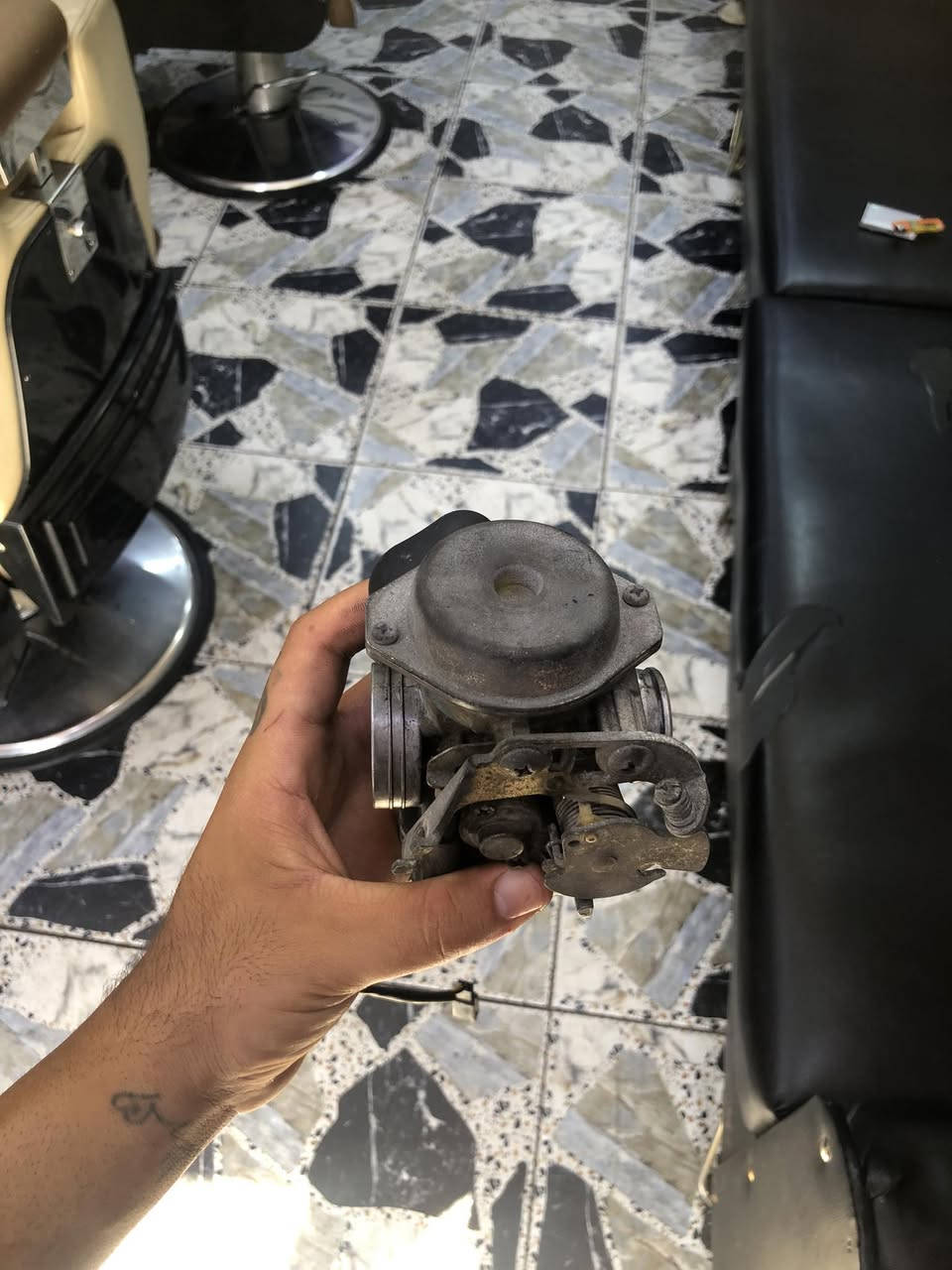 كابريتر اصلي مال بريز مال حاويه لووك رايده ب40 وبيه مجال بسيط مكاني بغداد الاسكان قرب المنصور ***********
