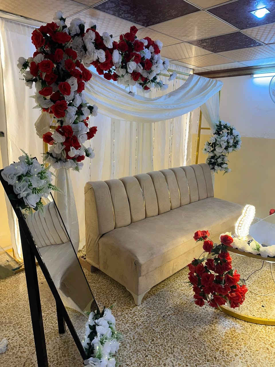 السلام عليكم يتوفر كوشة للمناسبات💐
 والخطوبات 💍
 والاعراس🤵👰
 هذا شكلها مثل ما موضح بالصور للحجز والاستفسار التواصل على الرقم *********** او مراسلة الصفحة
هذا حساب الكوشة:  @hinnawed 
على الانستكرام
