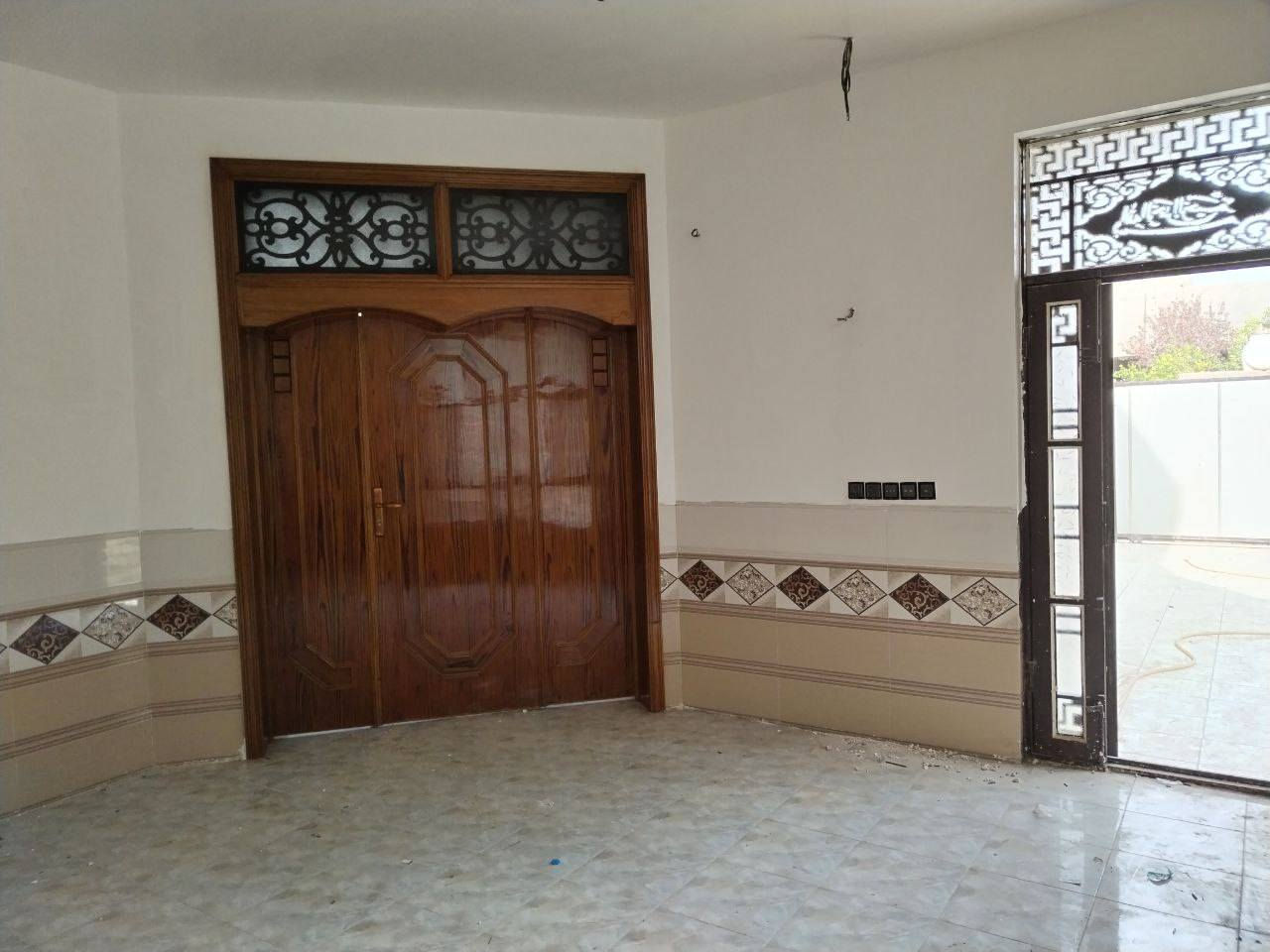 بسم الله الرحمن الرحيم
دار للبيع مساحة ٢٠٠ م ركن مقابل متنزه الدار طابقين بناء حديث يحتوي الطابق الأول على استقبال ومطبخ و غرفتين نوم وصالة وصحيات داخلية وخارجيه ومناور وطارمة والطابق الثاني مهيكل يحتوي على غرفتين نوم نظام سويت وصالة لكنه غير مكتمل نقص كهرباء ولبخ لمعرفة السعر اتصل على الرقم *********** او واتساب
