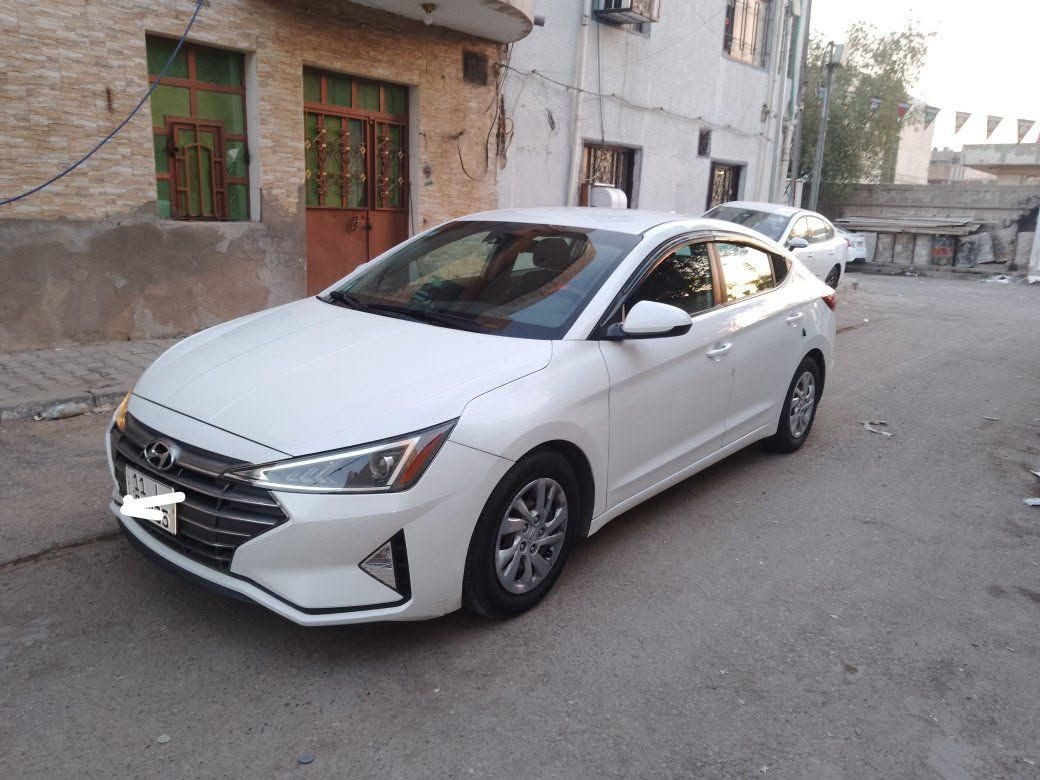 النترا 20 وارد امريكي فئة SE مواصفات عادية 

كاميرا دوارة
 ، رادارات تحديد مسار و مانع اصطدام 
، توقف ذاتي
 ، شاشة اعطال ،
 محرك مكفول
 ، گير cvt مكفول 
، تبريد ثلج و معروف تبريد ال 20 للجنايه
 غرفة نظيفة جدا 
، صدر مكفول 
، ماشية 91 الا 200 قابلة للزيادة 
الضرر بنيد و چاملق امامي ايسر ،
توجد رصعات حالوب قليلة و صغيرة جدا بالقمارة ،
 صور الحادث و السونار مرفق بالمنشور ، باسمي ، ابيع شرط التحويل و العقد المروري الالكتروني يعني اذا بياع شراي اعتذر منك
 كولشي مذكور بالمنشور يعني تتصل حتى ارسل اللوكيشن 
السعر 123 بي مجال بسيط جدا ، ما اگطع سعر بالموبايل تجي تشوف وتفحص و تطلع تراي 
المكان بغداد للاستفسار 
*********** موجود واتساب
