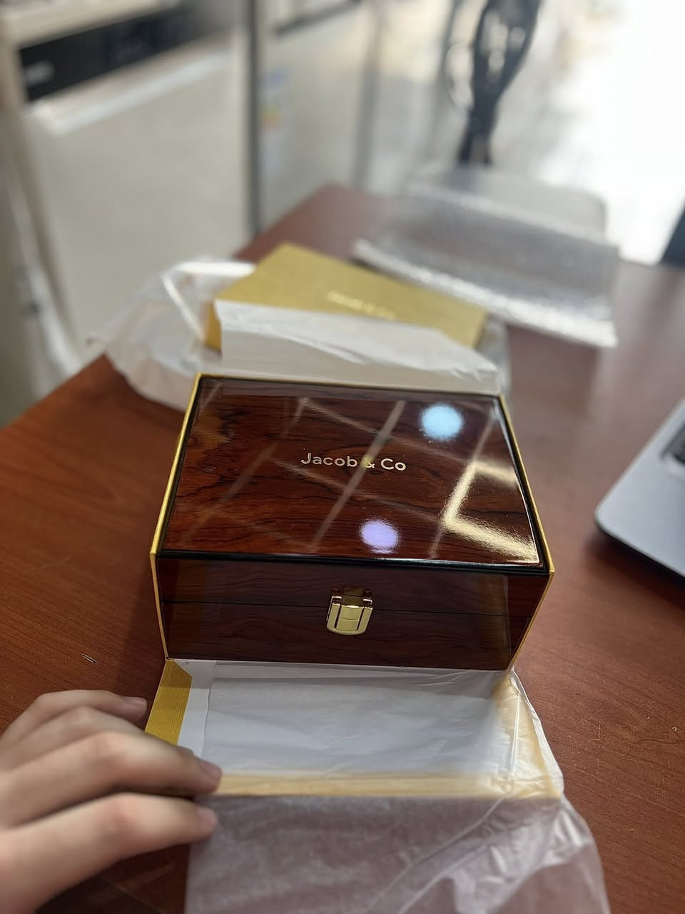 ⭕️اخوان بيع سريع محتاج فلوس وابيعه 125 الف توصيل مجاني
جايكوب بوكاتي سوبر ماستر كوالتي كلش عالي
⭕️شرط ياباني 
⭕️بوكس صاج اصلي هديه

اول تــ𝑑𝑜𝑛𝑒ــم ياخذ بوكس صاج اصلي هديه 
✅***********
