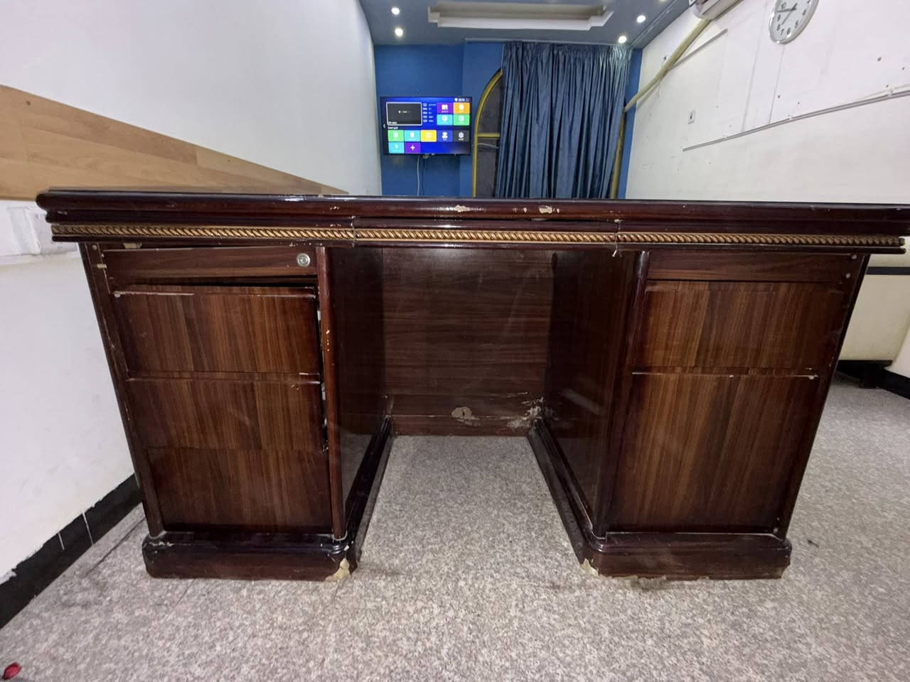 السلام عليكم
ميز مكتبي
الطول ١٤٠
العرض ٧٠ 
بي ٣ جرارات تعبانات يتصلحن
السعر ٦٠ الف وبي مجال للشراي

مكاني بغداد الغزالية
***********
اتصال مباشر او واتساب او ماسنجر
