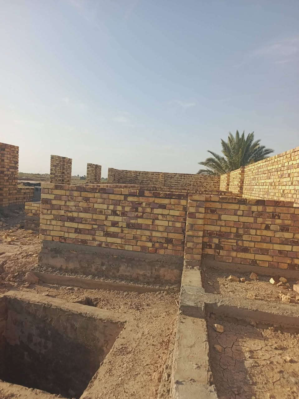 هيكل بركيوه خارج حدود البلديه المساحه 180والبناء150غرفه وصاله ومطبخ واستقبال وصحيات داخله وخارجيه ‏‪***********‬‏هذا صاحب البيت
